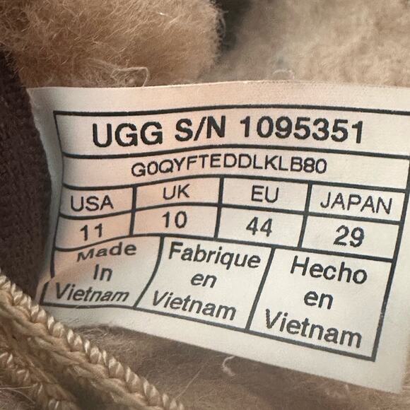 UGG Men’s Neumel Suede Chukka boots Size 11